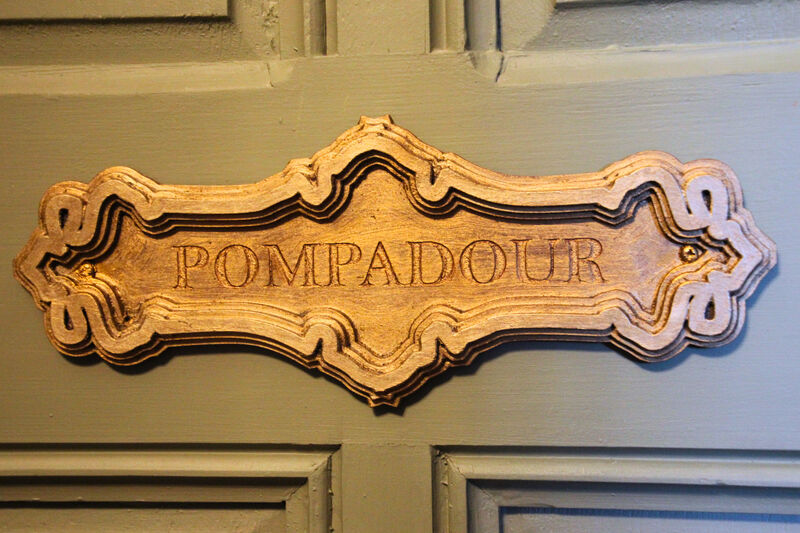 1 Pompadour Plaque 1 Pompadour Plaque