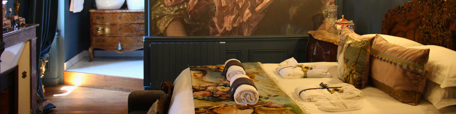 3 Pompadour Bed 2 3 Pompadour Bed 2