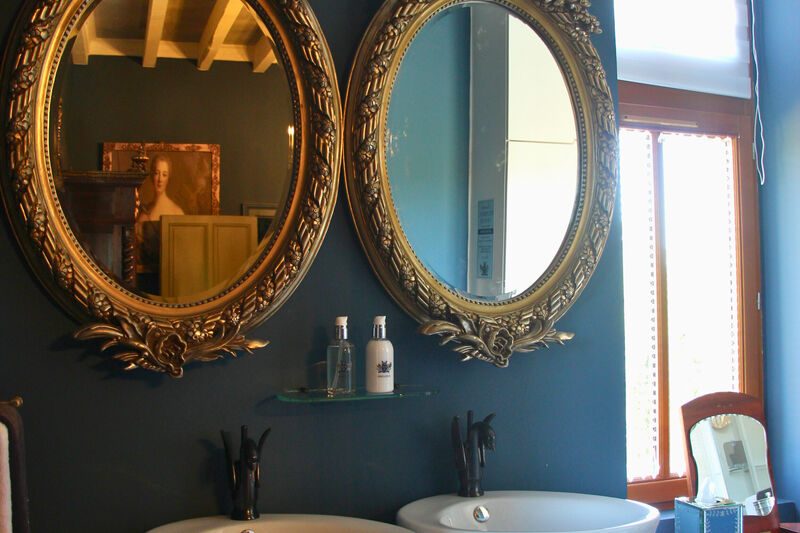 5 Pompadour Bathroom 5 Pompadour Bathroom
