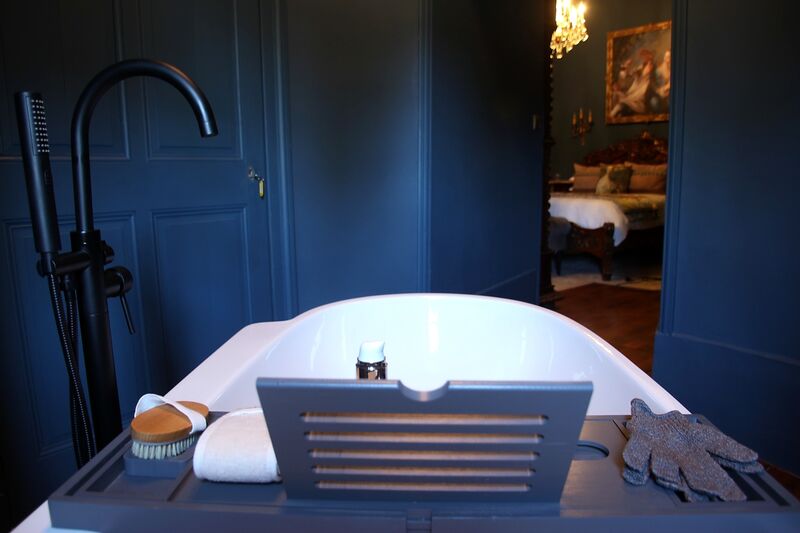 7 Pompadour Bath 7 Pompadour Bath