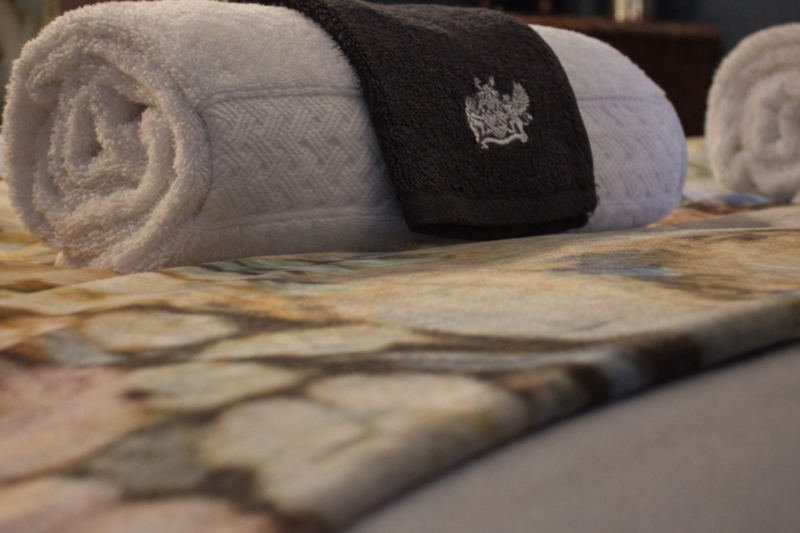 8 Pompadour Towel 8 Pompadour Towel