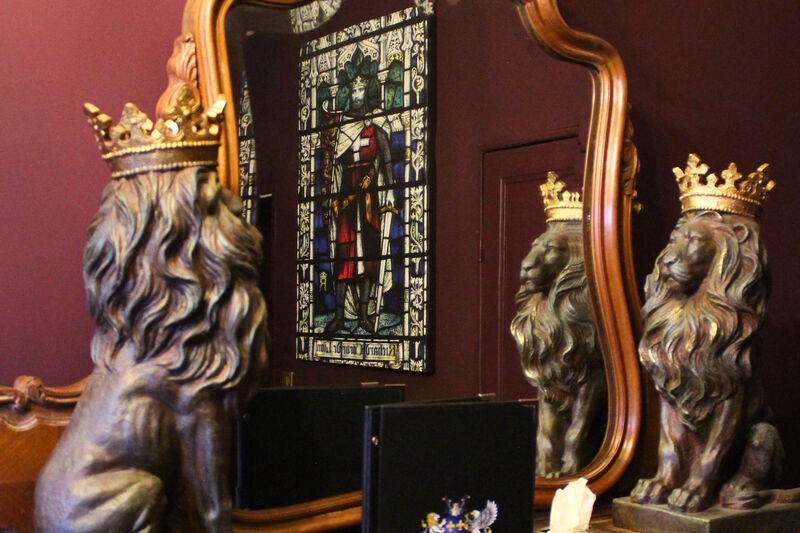 8 Richard Lions 8 Richard Lions