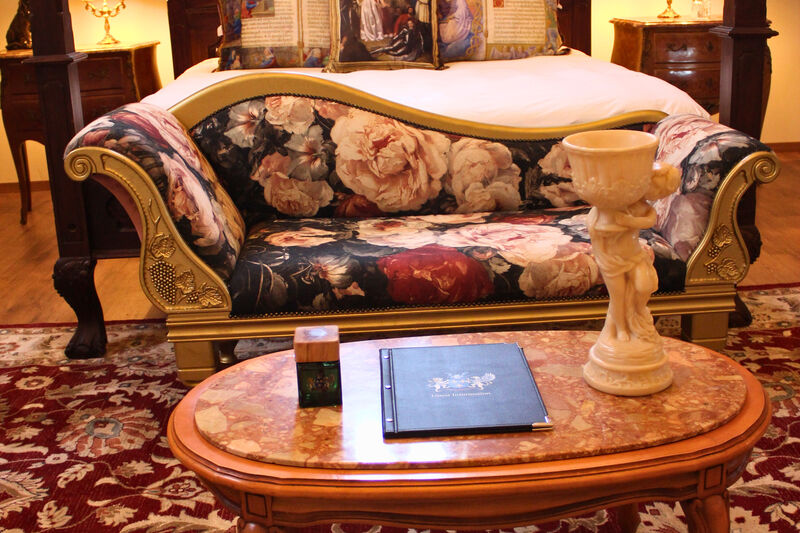 2 Josephine Couch 2 Josephine Couch