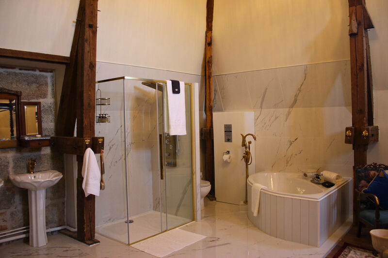 6 Josephine Bathroom 6 Josephine Bathroom